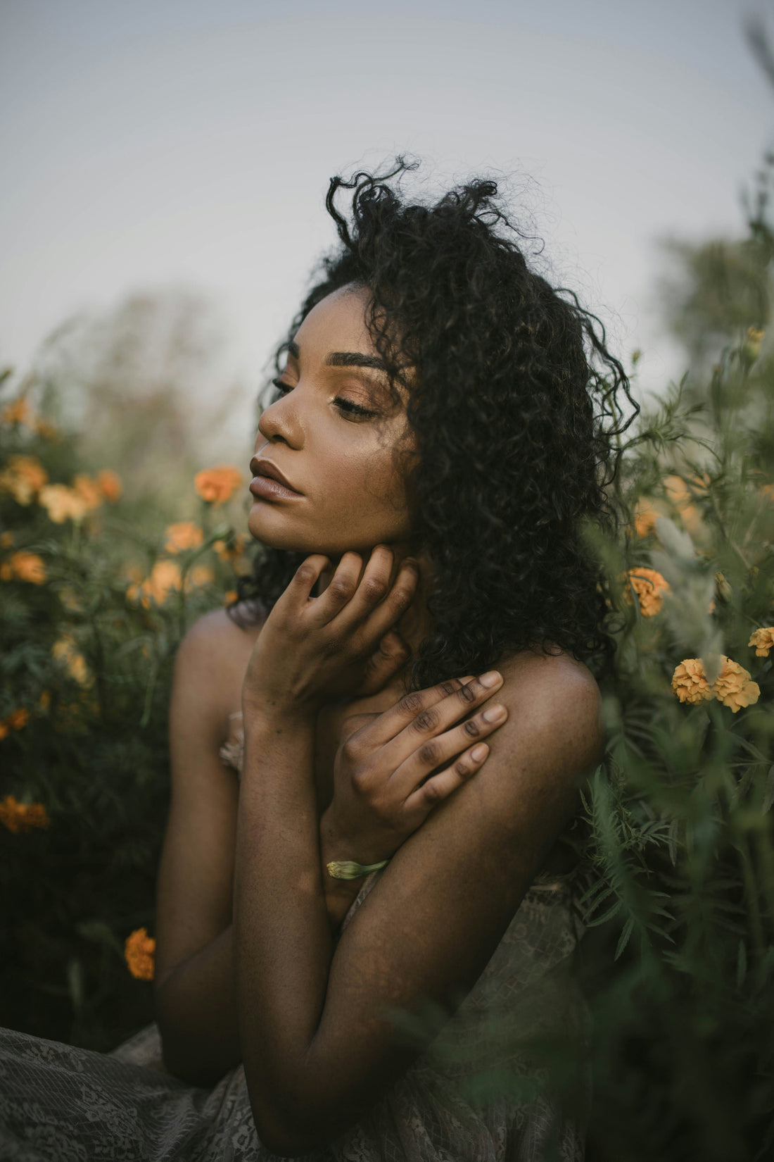Femme naturelle dans un champ de fleur -soins haut de gamme SAVANYA COSMETICScertifié ECOCERT