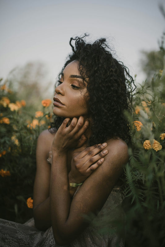 Femme naturelle dans un champ de fleur -soins haut de gamme SAVANYA COSMETICScertifié ECOCERT